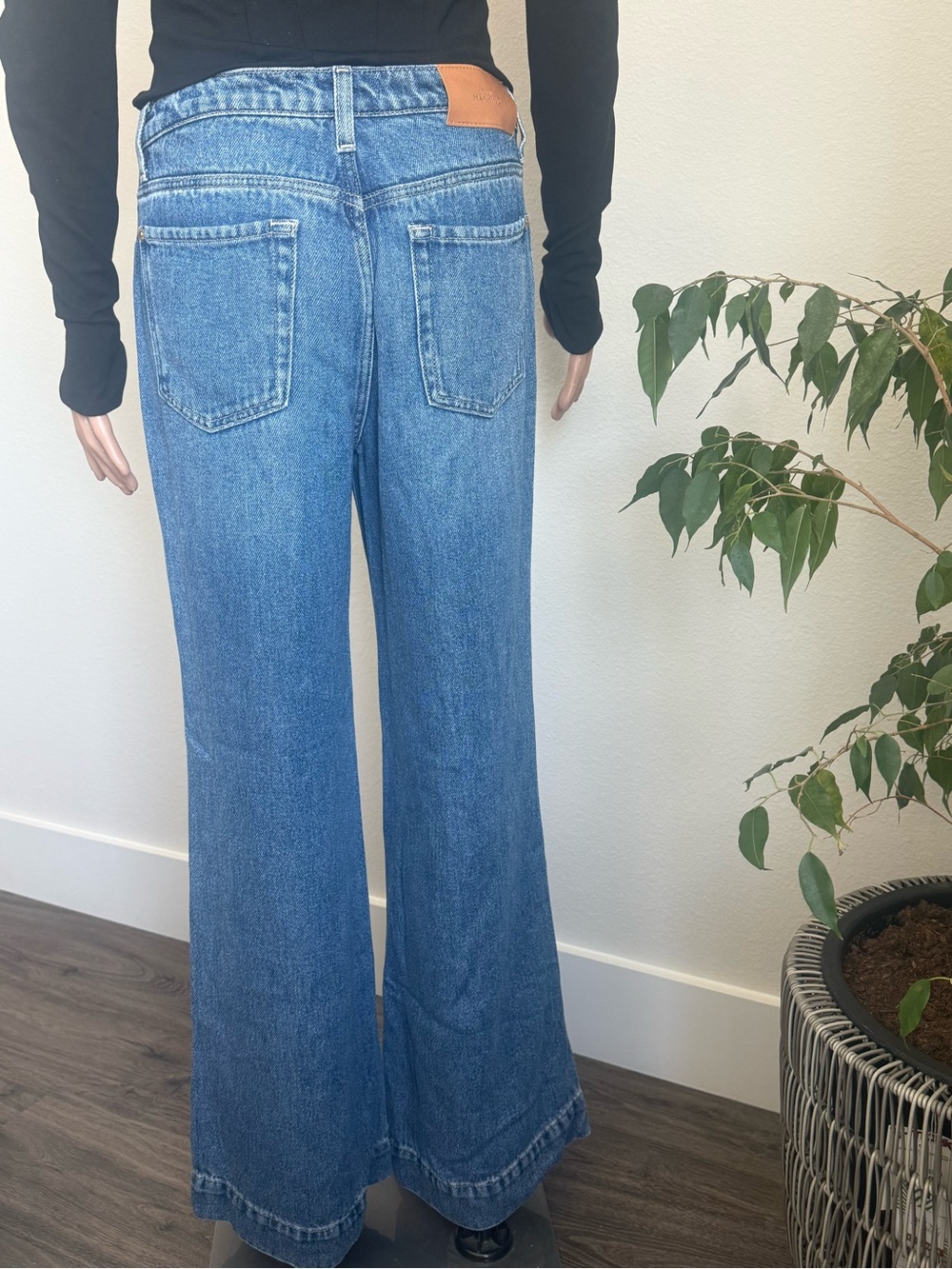 Classic High-Rise Wide Leg Women's Jeans - Blue - Picture 5 of 6